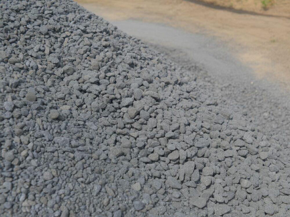 Kruszywo drenażowe przy rurze