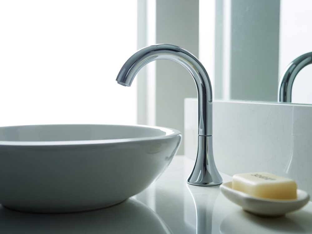 chromowana bateria do umywalki