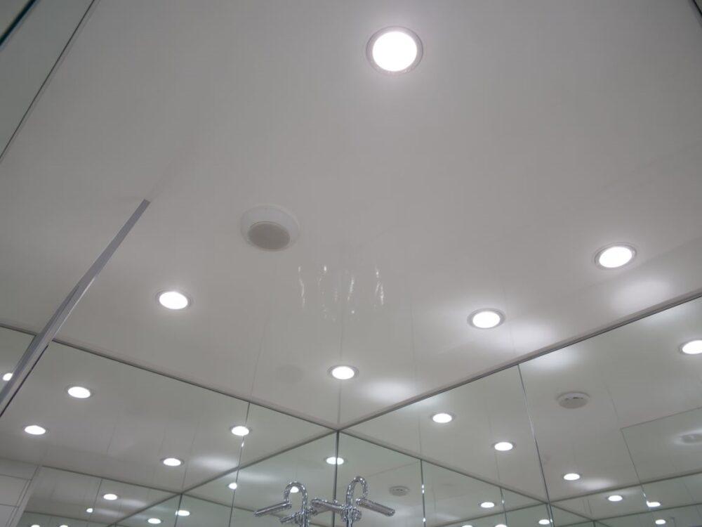 jasna łazienka z lampami