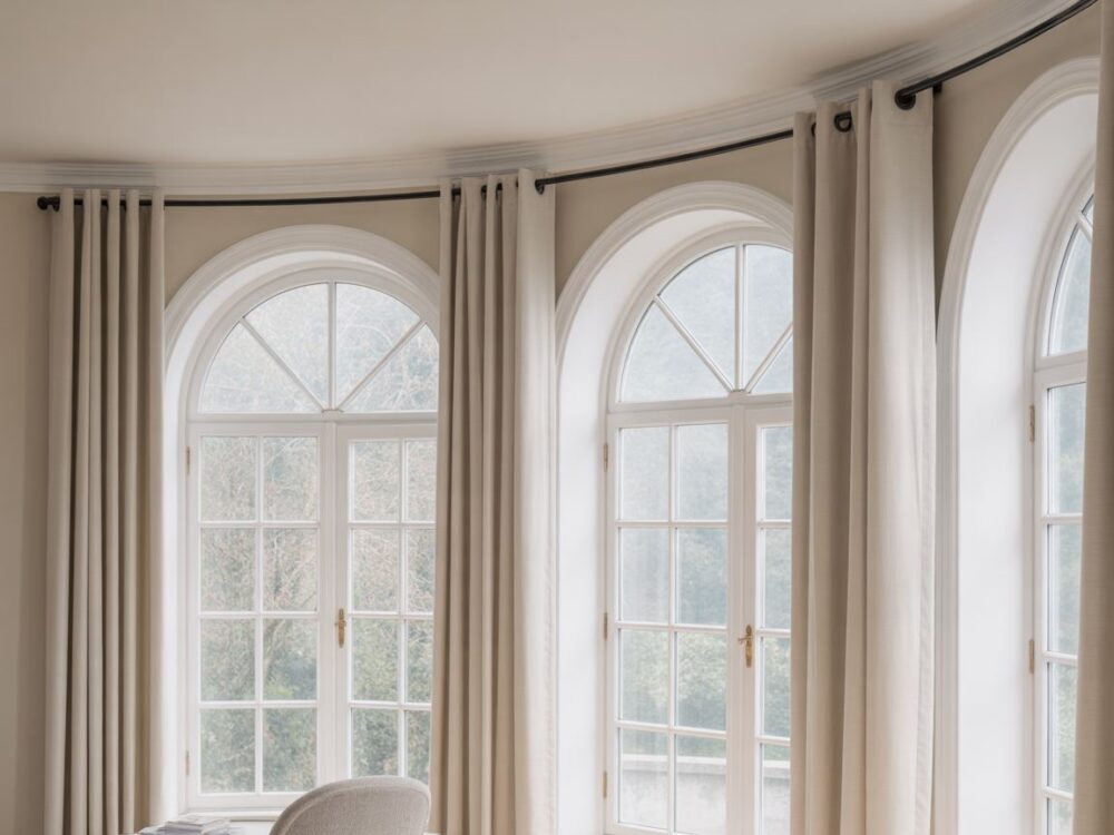 karnisz łukowy do okna wykuszowego