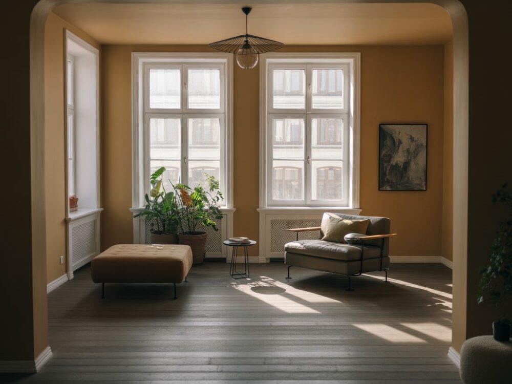 lustro naprzeciw okna