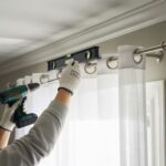 mocowanie wsporników karnisza