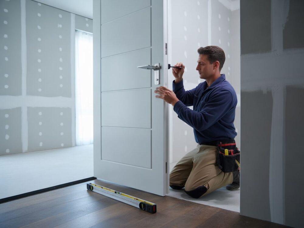 narzędzia do montażu drzwi