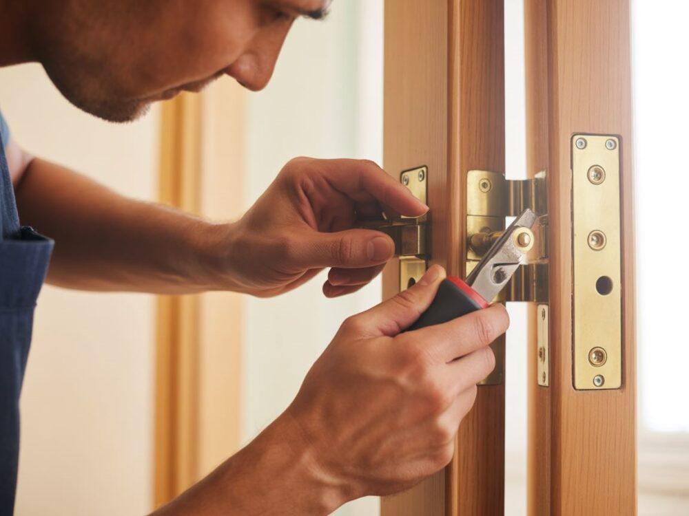 regulacja zawiasów drzwi