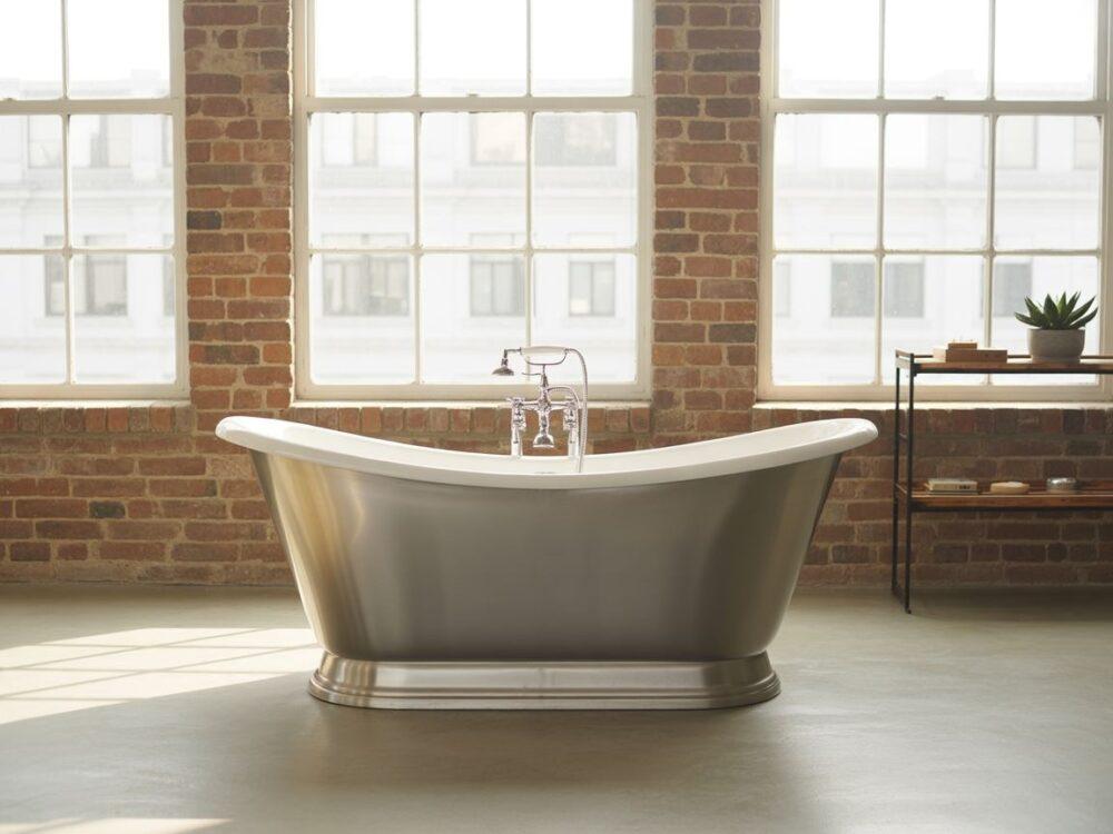 wolnostojąca wanna przy oknie
