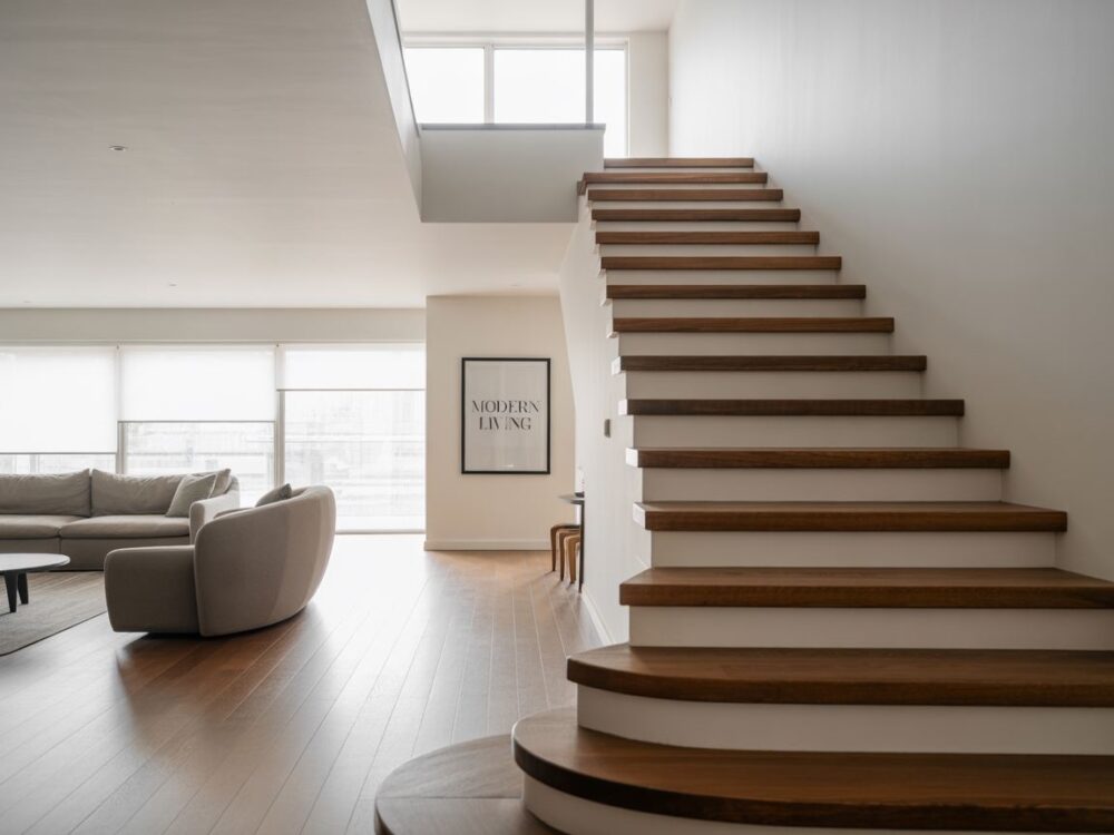 wysoki sufit z antresolą